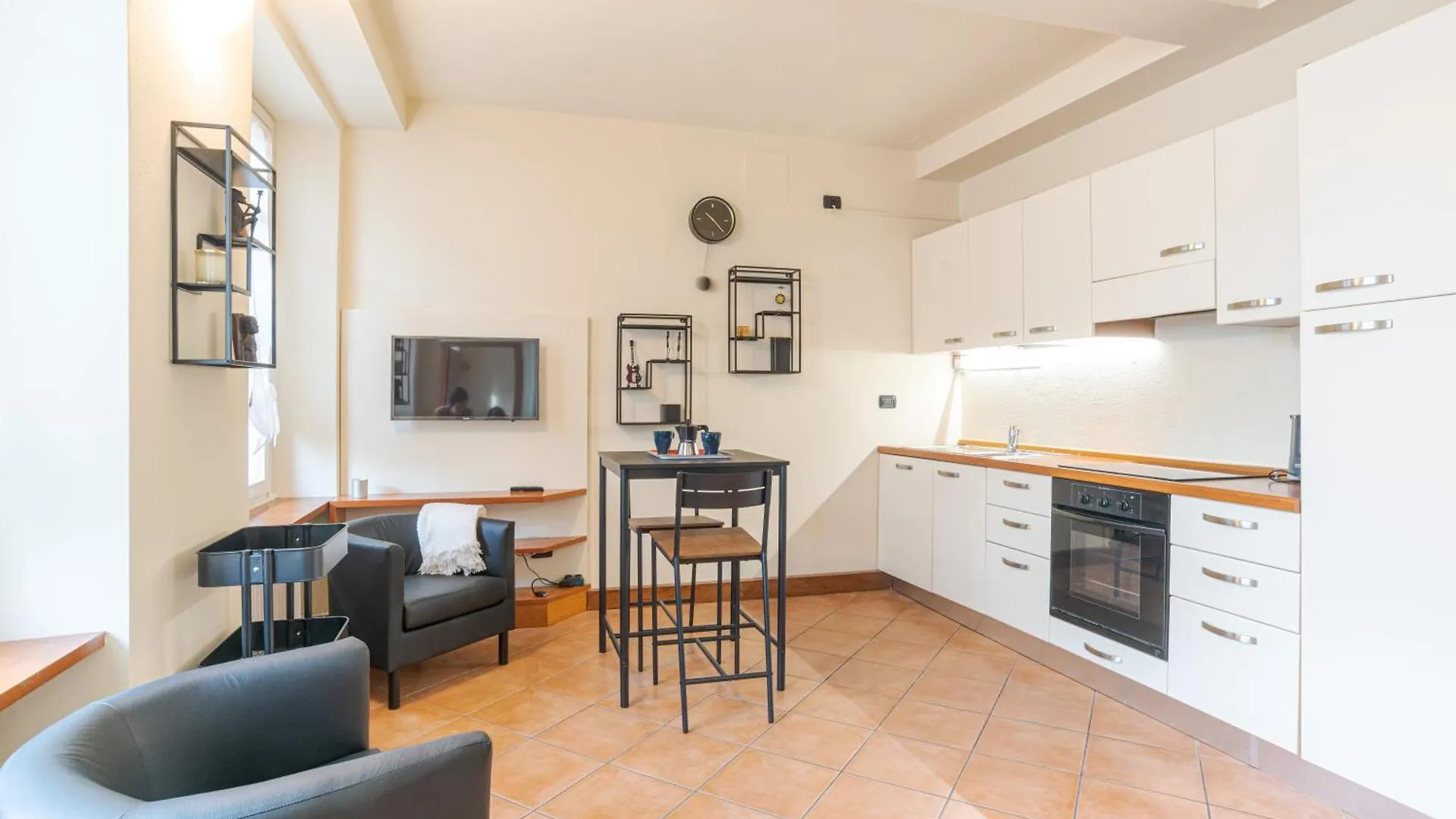 Cozy Apt With Balcony- Como City Center! Apartment