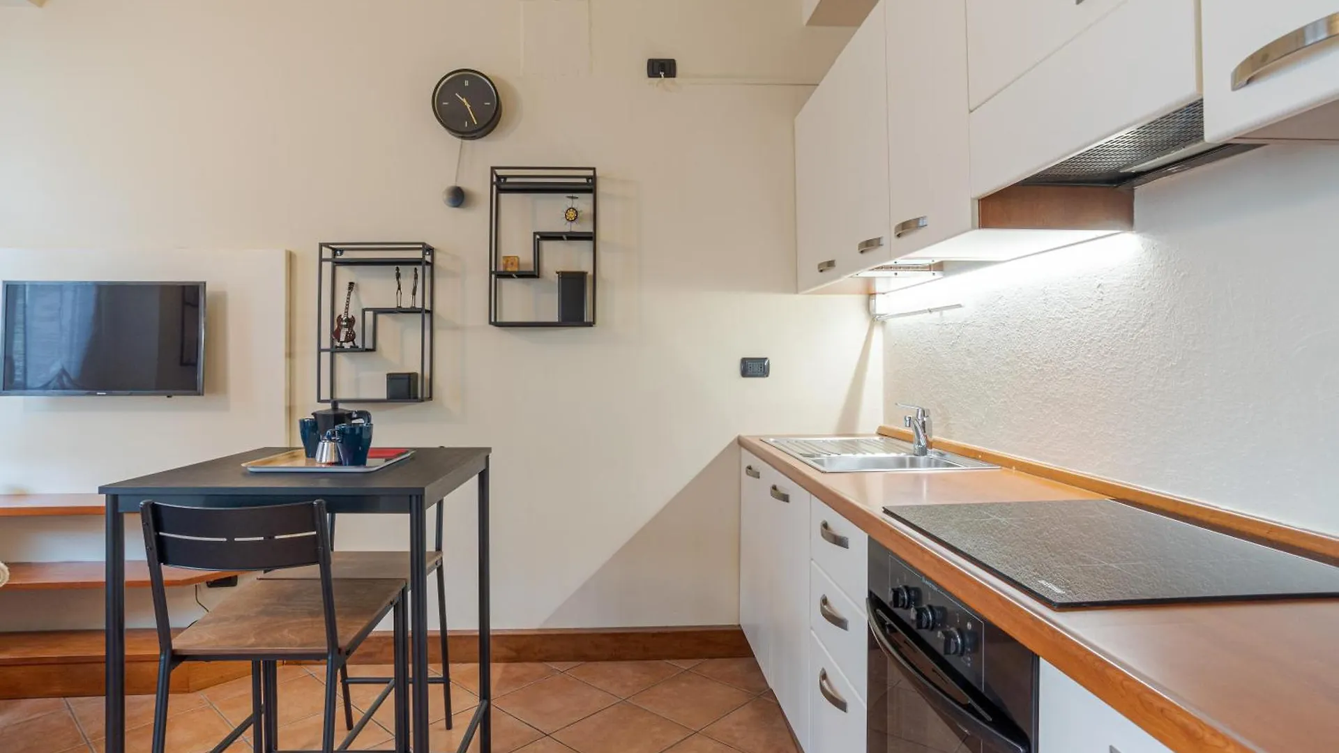 Cozy Apt With Balcony- Como City Center! Italy
