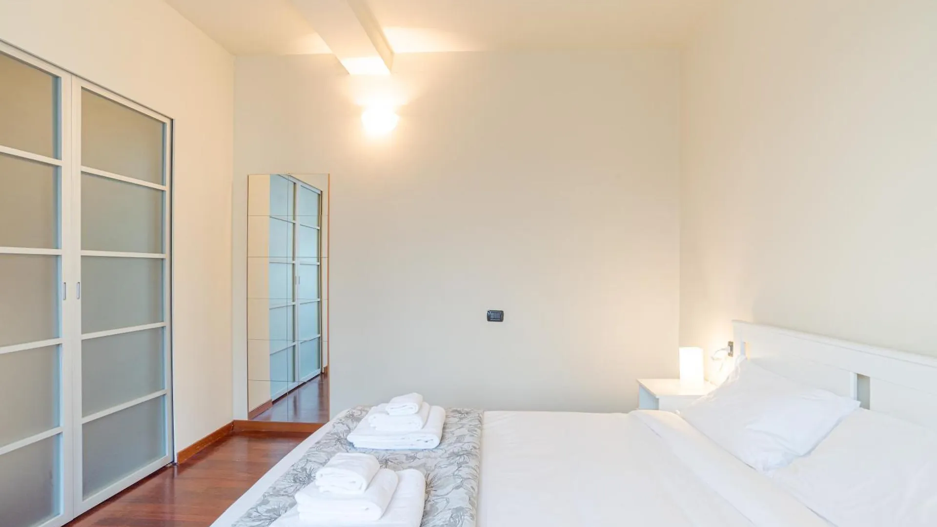 Cozy Apt With Balcony- Como City Center!