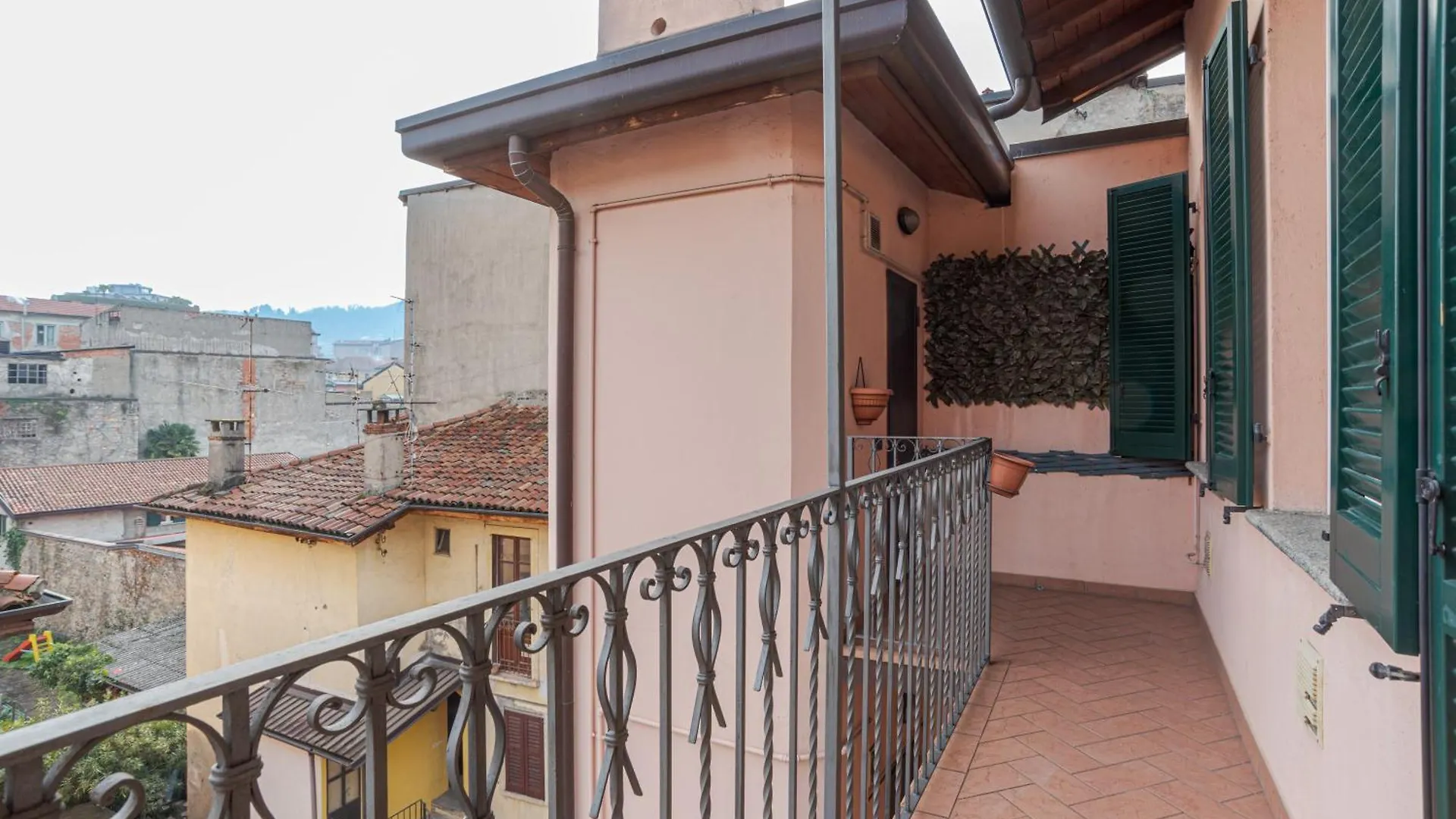 Apartment Cozy Apt With Balcony- Como City Center!