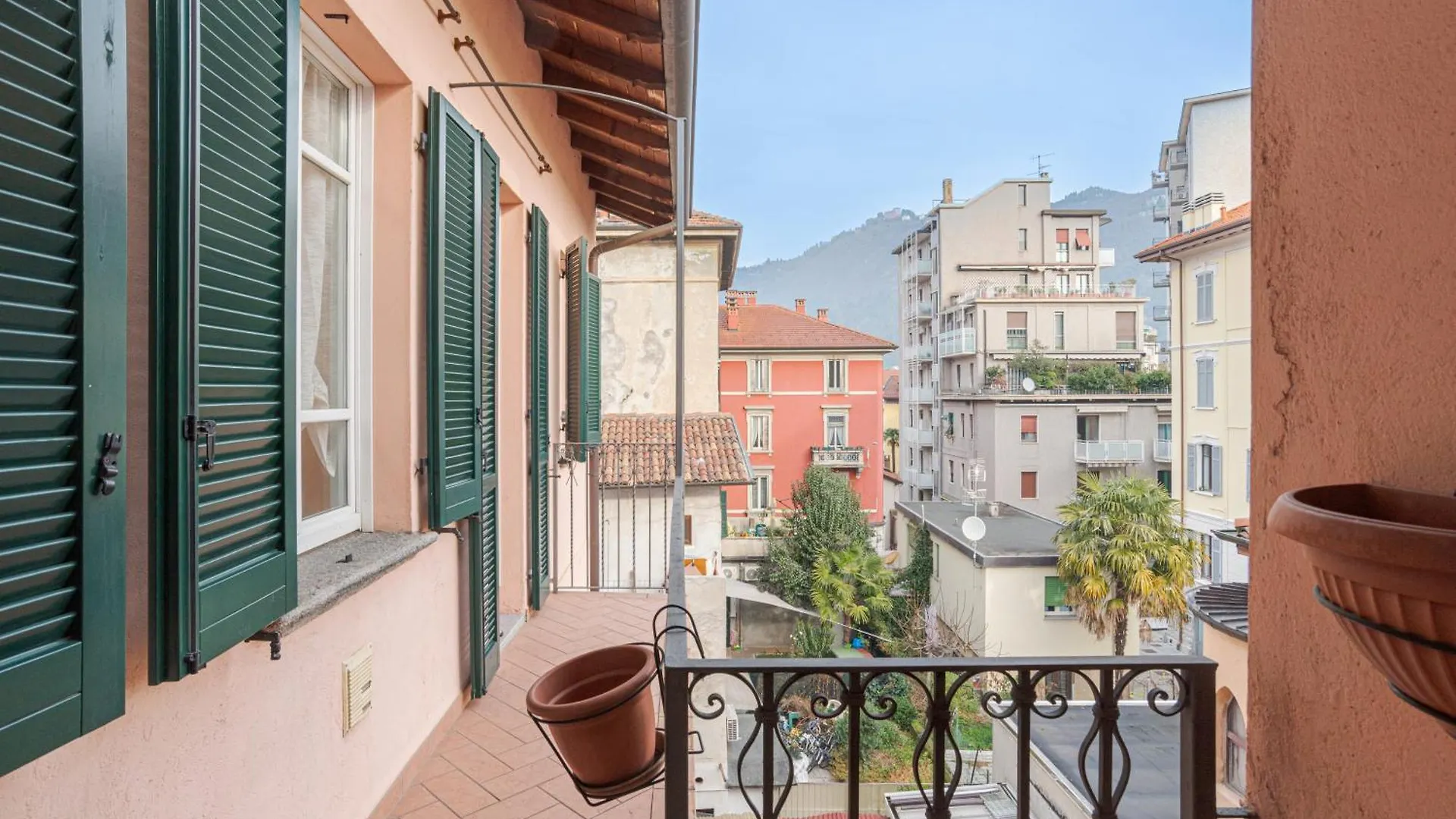 Cozy Apt With Balcony- Como City Center! contacts