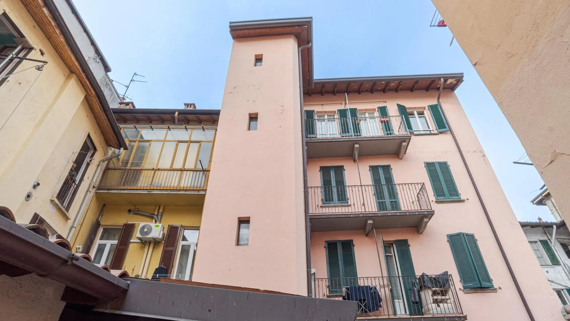 Cozy Apt With Balcony- Como City Center!