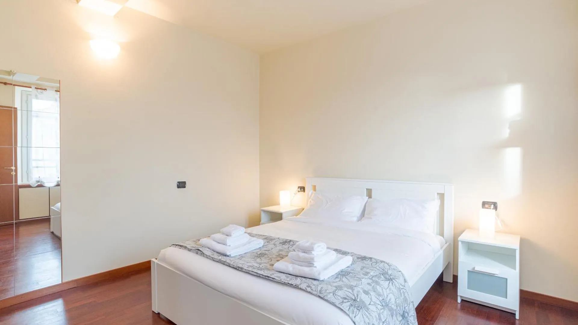 Apartment Cozy Apt With Balcony- Como City Center! Italy